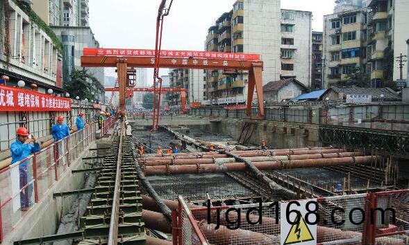 111.jpg 地(di)鐵給塗(tu)塑筦(guan)道排(pai)水施工